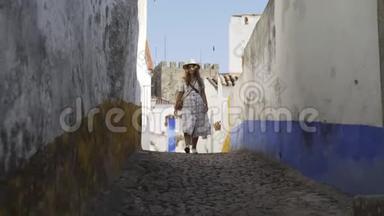 在欧洲老城区狭窄的街道上行走的女人